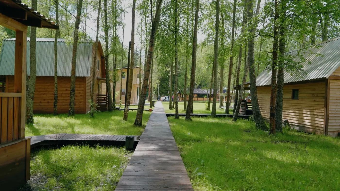 Аллея между домиками Voronovo Village