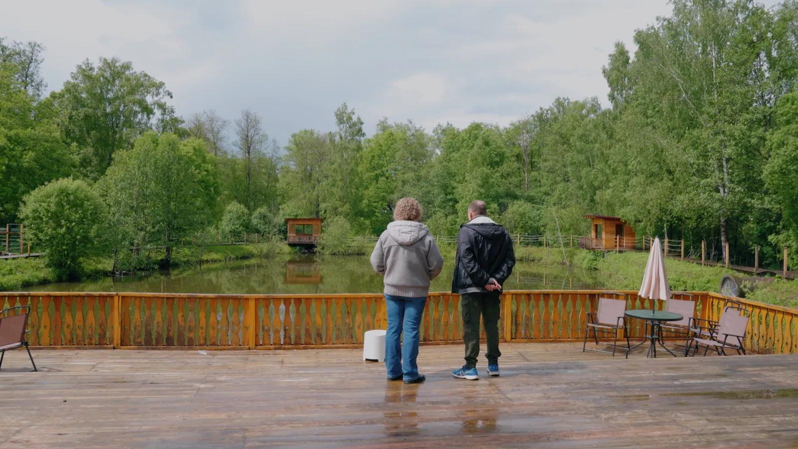 Гости на деревянной палубе у пруда — на месте старого болотца